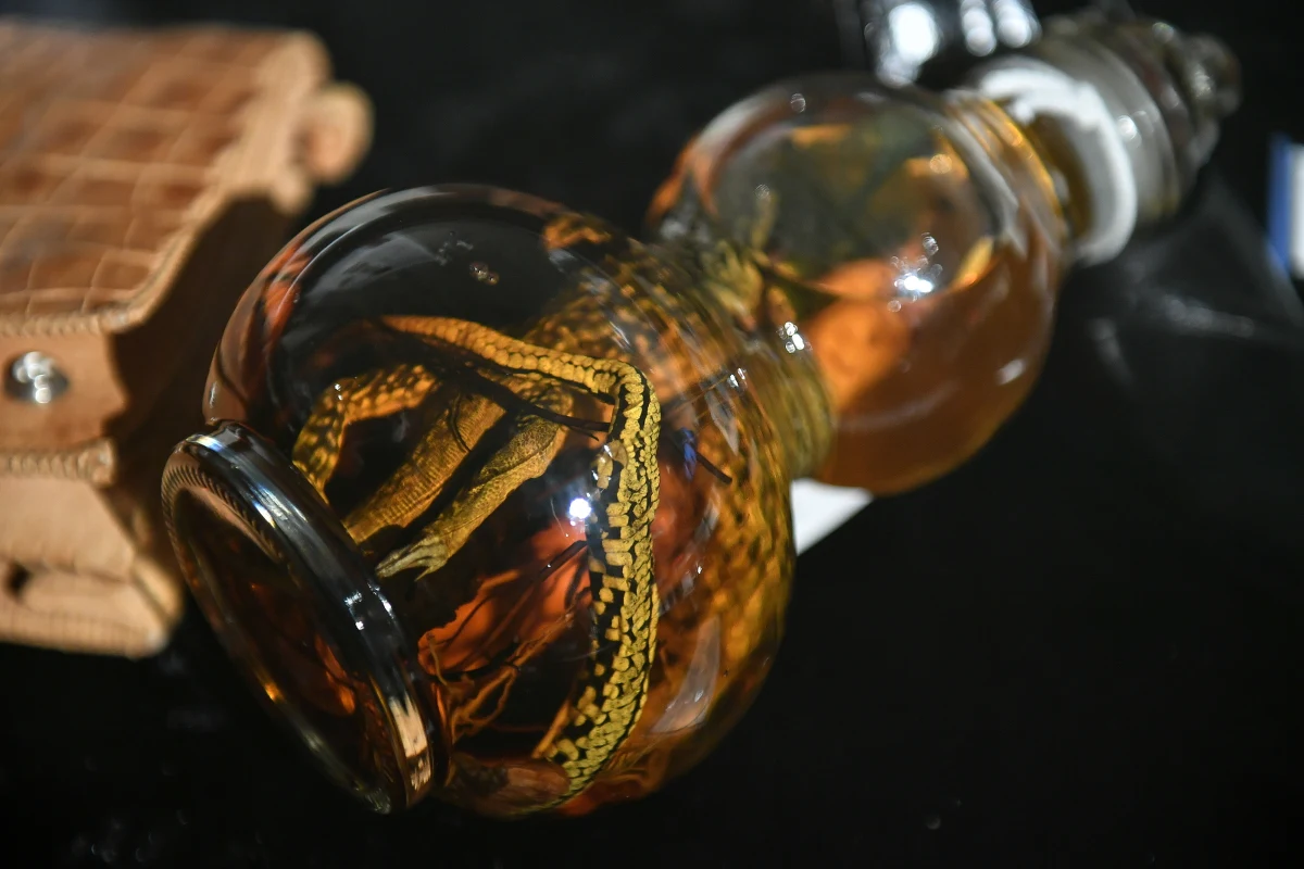 Na statku-muzeum Sołdek, cumującym na Motławie przy nabrzeżu wyspy Ołowianka w Gdańsku od dziś można oglądać ekspozycję "Brylanty w orzechach - czyli historia przemytu na Bałtyku". Autorzy wystawy przypominają, jak proceder ten wyglądał w PRL-u i jak odbywa się współcześnie.