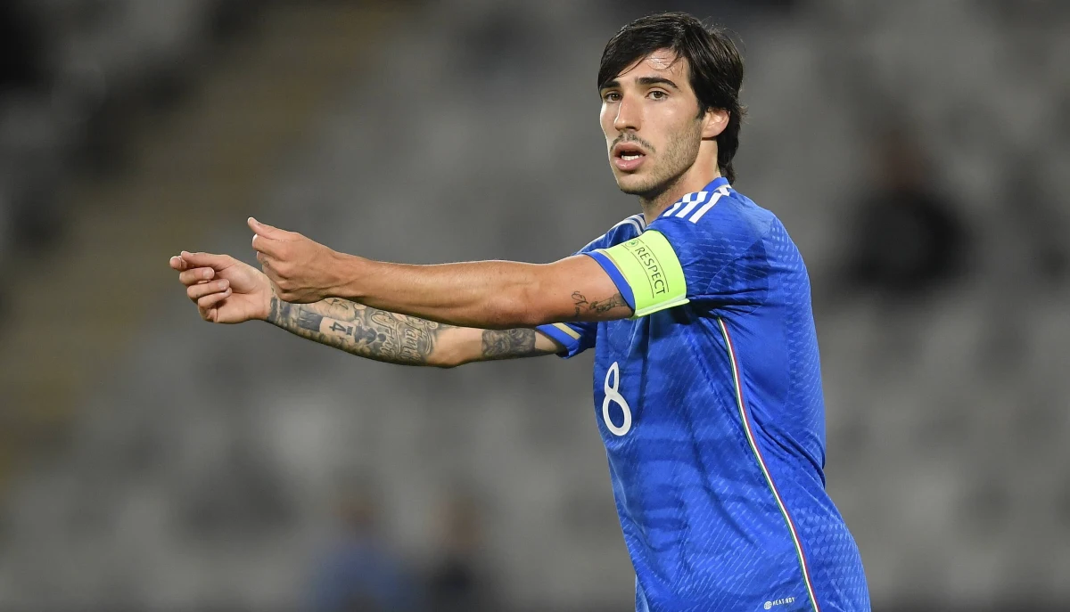 ​Pomocnik Sandro Tonali przeszedł z Milanu do Newcastle United. Kwota transferu - według portalu Transfermarkt - wyniosła 70 mln euro, co oznacza, że pomocnik stał się najdrożej sprzedanym włoskim piłkarzem w historii.