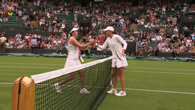 Iga Świątek bez większych problemów przeszła przez pierwszą rundę Wimbledonu. Lin Zhu, która była rywalką Polki, nie była w stanie przeciwstawić się liderce światowego rankingu. W spotkaniu przerwanym przez deszcz Świątek wygrała w dwóch setach 6:1, 6:3.