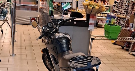 33-latek wjechał motocyklem do supermarketu w Chełmie na Lubelszczyźnie i zaparkował przy kasach. "Na miejsce wezwana została karetka pogotowia, którą po badaniu został przetransportowany do szpitala" - poinformowała policja.