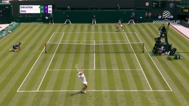 Iga Świątek bez większych problemów przeszła przez pierwszą rundę Wimbledonu. Lin Zhu, która była rywalką Polki, nie była w stanie przeciwstawić się liderce światowego rankingu. W spotkaniu przerwanym przez deszcz Świątek wygrała w dwóch setach 6:1, 6:3.