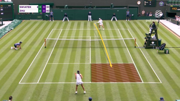 Iga Świątek wygrała z Chinką Lin Zhu 6:1, 6:3 w meczu pierwszej rundy wielkoszlemowego Wimbledonu. Spotkanie przeanalizował ekspert Polsatu Sport Maciej Synówka.