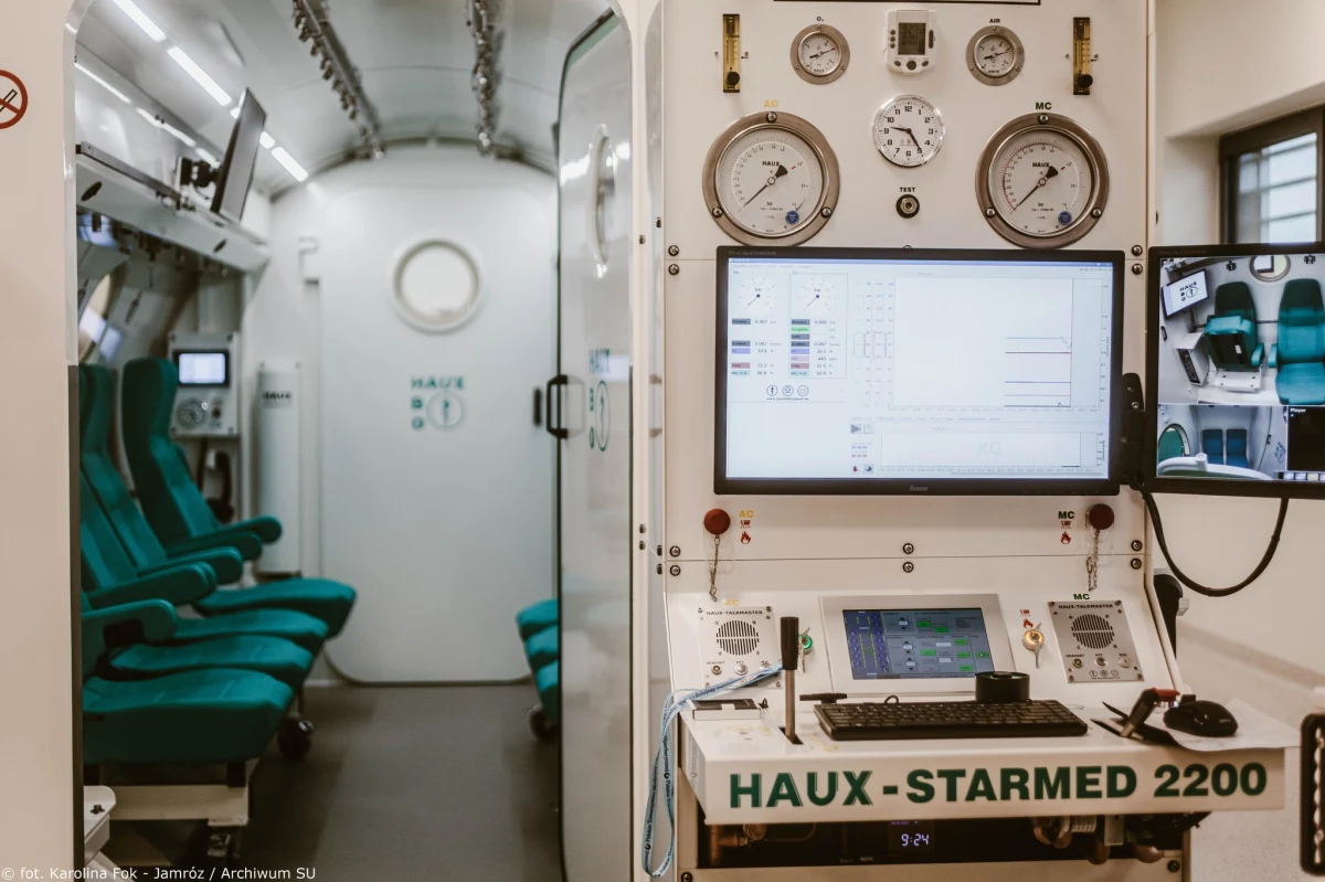 Szpital Uniwersytecki w Krakowie otwiera Zakład Terapii Hiperbarycznej. Wyposażony w dwie komory: jednoosobową i dziesięcioosobową pomoże w leczeniu chorych m.in. po urazach i oparzeniach.

