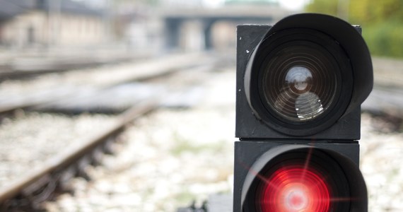25-letni kierowca wjechał na torowisko kolejowe w Zaskalu pomimo czerwonego światła. Był pod wpływem alkoholu. Mężczyzna stracił prawo jazdy i odpowie za popełnione wykroczenia.

