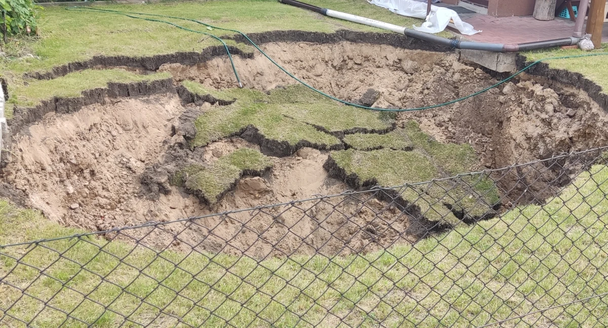 Kolejne zapadlisko w Trzebini w Małopolsce. Pojawiło się w miejscu objętym zakazem wstępu, w którym już wcześniej zapadła się ziemia. "Jest to reaktywacja zapadliska powstałego w 2021 roku" - napisała w mediach społecznościowych Spółka Restrukturyzacji Kopalń.