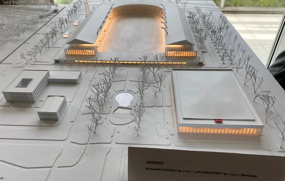 Otwarty na park stadion lekkoatletyczny z trybunami na 25 tysięcy widzów i hala sportowa na 6 tysięcy osób - tak może wyglądać nowy ośrodek sportowy Skry na warszawskiej Ochocie. Warszawski ratusz rozstrzygnął konkurs architektoniczny na projekt obiektu. Stadion Skry był nieczynny przez kilkanaście lat. Dopiero dwa lata temu udało się przejąć ten teren od dzierżawcy i zacząć prace porządkowe. Konkurs wygrał zespół Bujnowski Architekci i ATJ Architekci.