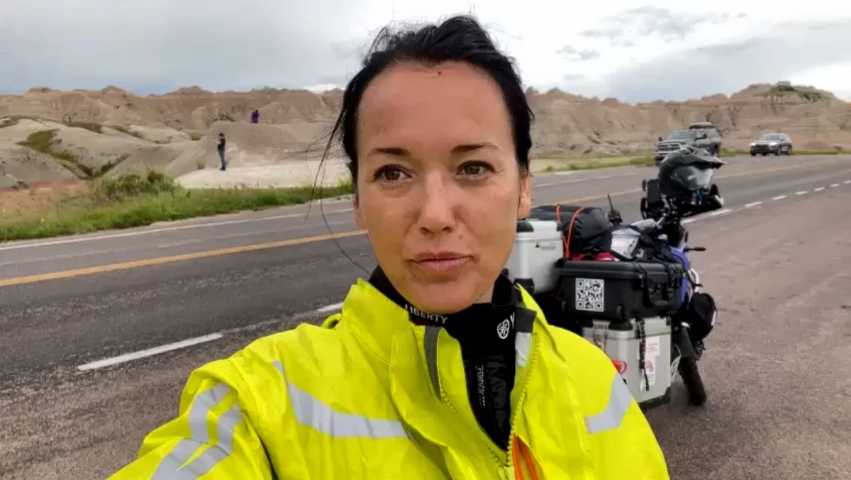 Natasza Caban, podróżniczka, żeglarka, motocyklistka, kontynuuje swój odważny projekt przejechania 92 000 km przez 62 kraje Ameryki, Europy, Azji i Afryki. Pierwszy etap to Ameryka Północna. Minęła Park Narodowy Badlands położony w południowo-zachodniej części stanu Dakota Południowa, dotarła do Pomnika Szalonego Konia poświęconego wodzowi Dakotów Oglala Szalonemu Koniowi i Indianom, wykuwanego w olbrzymiej skale góry Thunderhead w Black Hills w hrabstwie Custer (Południowa Dakota). Inicjatorem tego dzieła był Polak Korczak Ziółkowski, to jego rodzina kontynuuje prace. 