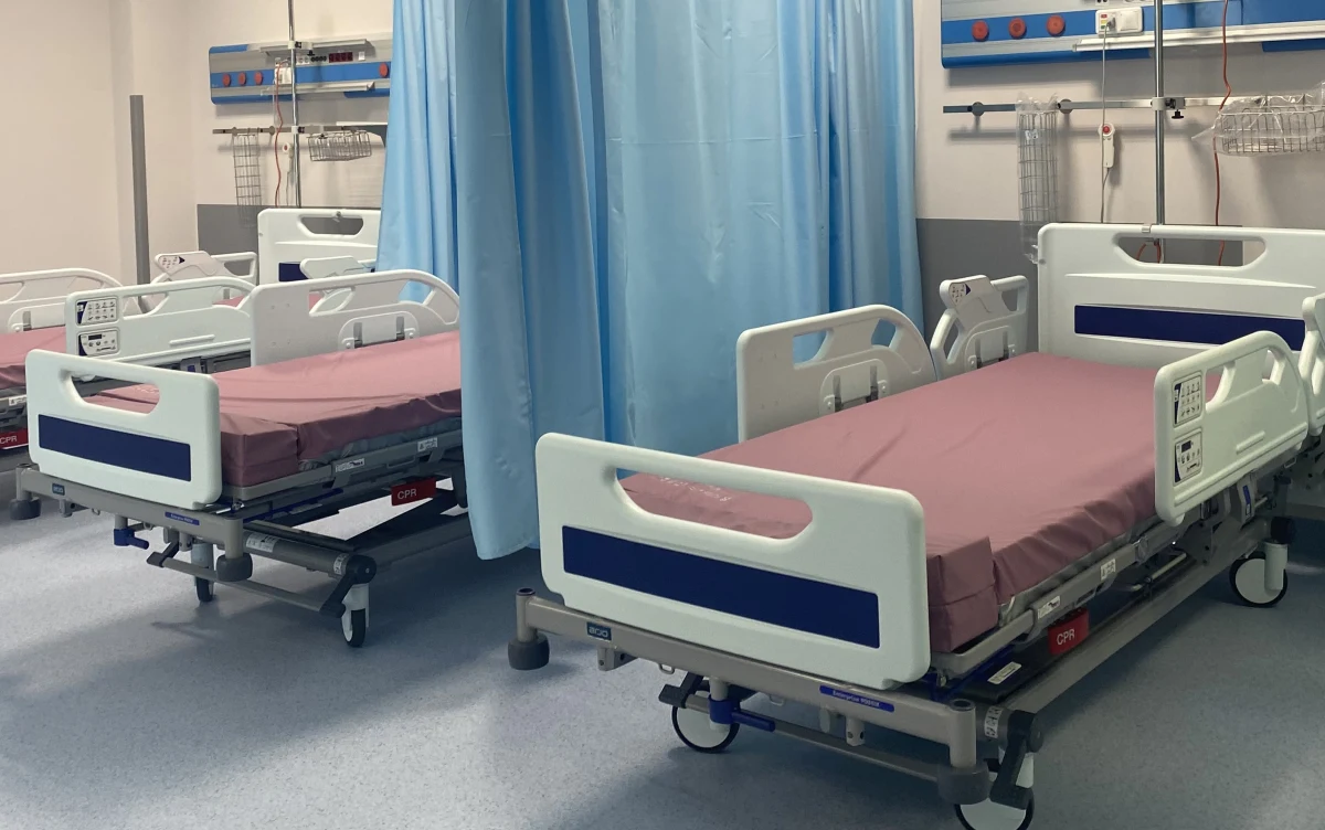 ​Za kilka dni nowo otwarty SOR w Szpitalu Czerniakowskim w Warszawie przyjmie pierwszych pacjentów. Po rozbudowie, Szpitalny Oddział Ratunkowy powiększył się dwukrotnie, o prawie 600 metrów kwadratowych. Dla pacjentów przygotowano 20 łóżek, zamiast dotychczasowych dziewięciu.