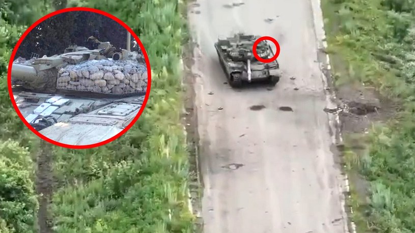 Rosyjscy żołnierze na polu walki w Ukrainie prześcigają się coraz to bardziej niedorzecznych pomysłach na zabezpieczenie czołgów przed pociskami przeciwpancernymi lub dronami kamikadze. Witamy w epoce kamienia łupanego.
