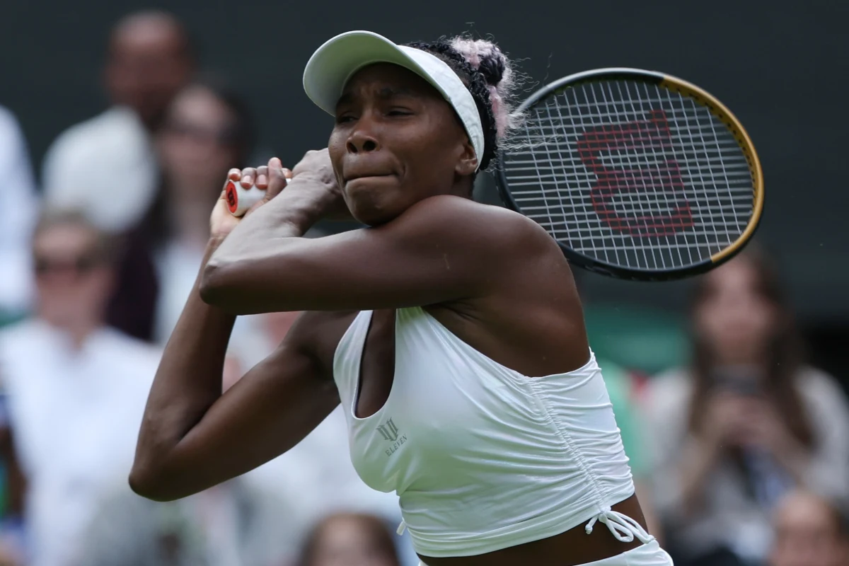 Pięciokrotna mistrzyni Wimbledonu Venus Williams w swoim 24. turnieju na londyńskiej trawie odpadła już w pierwszej rundzie. Amerykanka podczas spotkania miała problemy z prawym kolanem.