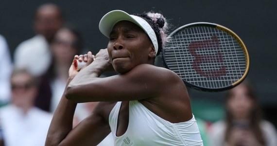Pięciokrotna mistrzyni Wimbledonu Venus Williams w swoim 24. turnieju na londyńskiej trawie odpadła już w pierwszej rundzie. Amerykanka podczas spotkania miała problemy z prawym kolanem.