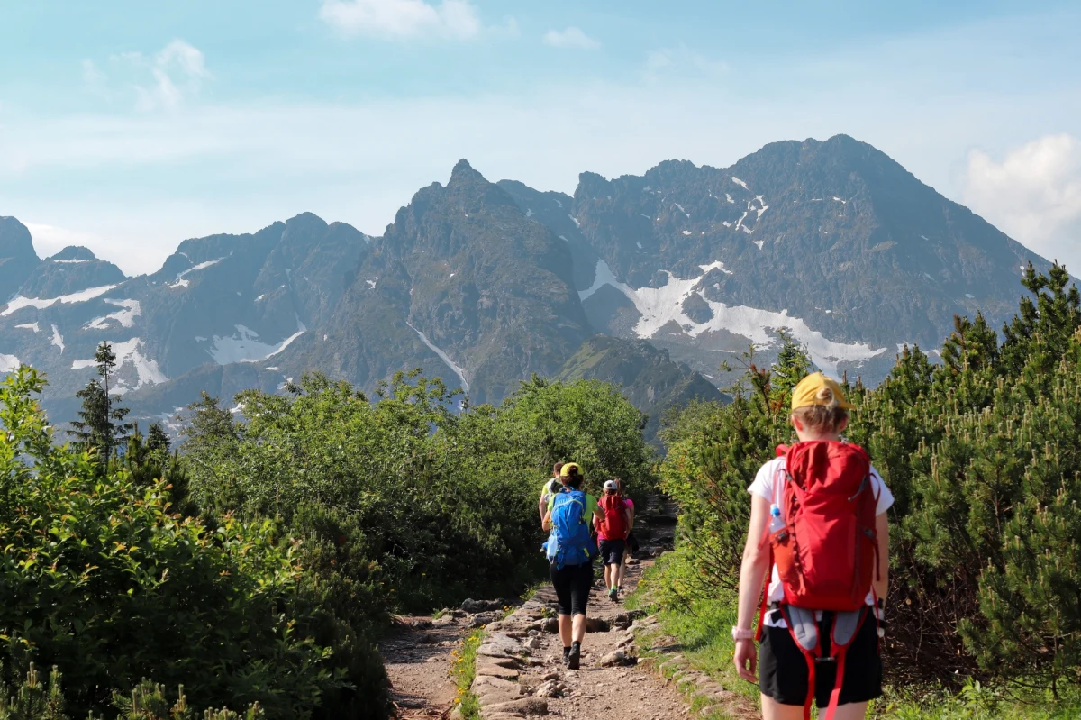 Tatrzański Park Narodowy przypomina, że wszyscy, którzy planują letnie wycieczki w Tatry, powinni regularnie sprawdzać komunikaty turystyczne TPN. W czasie wakacji okresowo zamykane będą popularne odcinki szlaków turystycznych, między innymi w rejonie Orlej Perci.