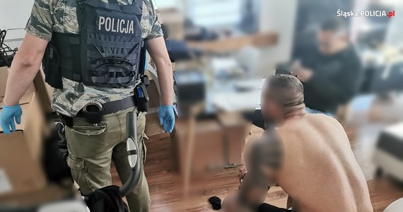 Kolejni pseudokibice w rękach śląskich policjantów, którzy rozpracowali grupę przestępczą zajmującą się wytwarzaniem i sprzedażą narkotyków. W ramach ostatnich działań zatrzymano czterech mężczyzn, wśród nich zawodnik MMA.