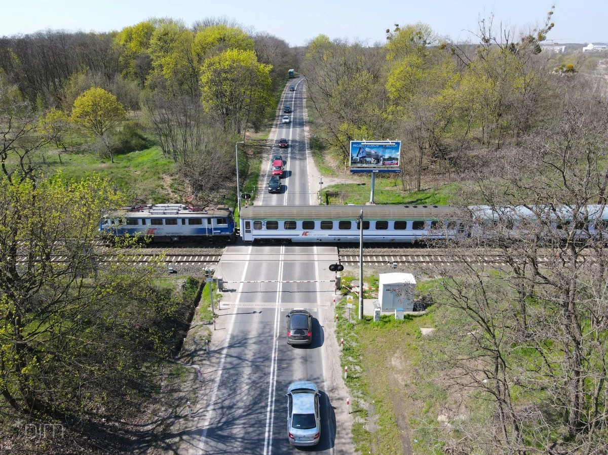Poznańskie Inwestycje Miejskie ogłosiły przetarg na budowę wiaduktu z kładką pieszo-rowerową w ciągu ul. Lutyckiej. W zależności od złożonych ofert, miasto będzie mogło zdecydować, czy wybrany wykonawca zrealizuje zadanie rozszerzone o budowę drugiego, sąsiedniego wiaduktu. Inwestycje mają poprawić komunikację w północno-zachodniej części Poznania oraz przejazd DK 92. 