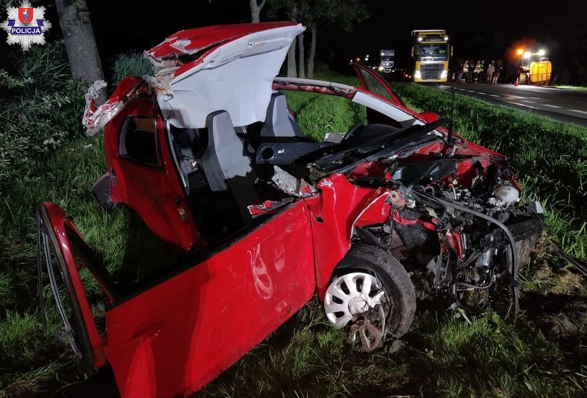 Kierujący skodą 27-latek miał w organizmie prawie 2 promile alkoholu. W Sitańcu, w województwie lubelskim nie zauważył jadącego przed nim ciągnika rolniczego i wjechał w zawieszony za pojazdem opryskiwacz.