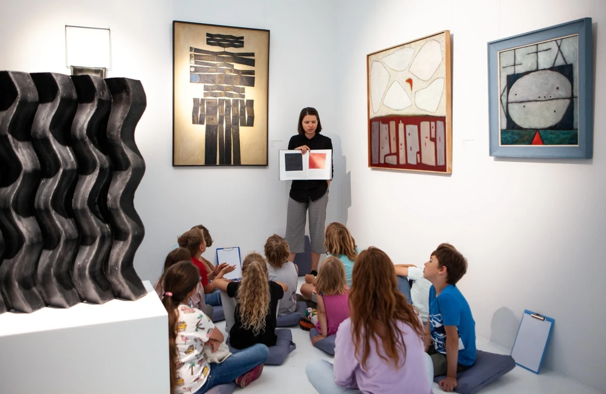 Wakacje w mieście nie muszą być nudne. Mitologiczni herosi, barokowe instrumenty czy moda i ubiory. To niektóre z tematów wakacyjnych zajęć dla dzieci w Muzeum Narodowym we Wrocławiu. Swoją ofertę mają też jego oddziały. To taki artystyczny miszmasz - mówią organizatorzy.