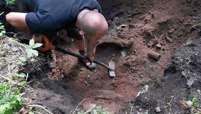 Koła dwóch wagoników odkopane w bunkrach w Mamerkach 