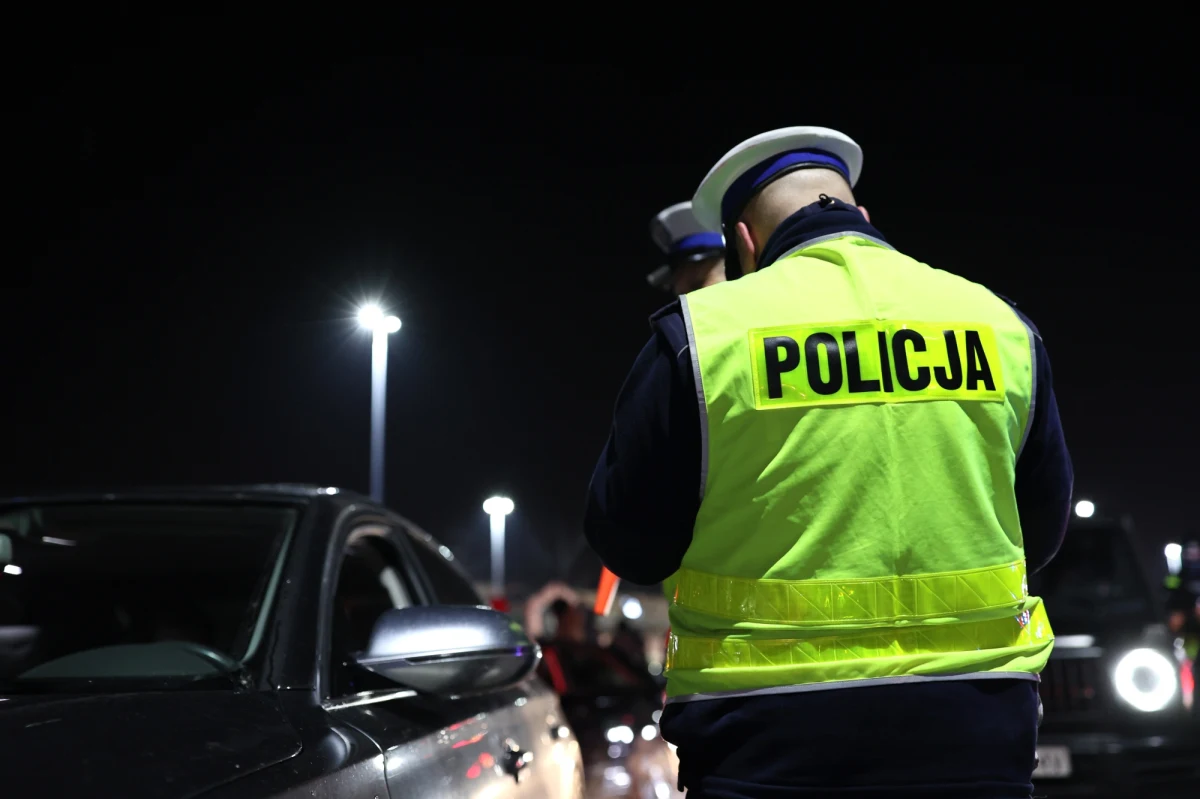 16-latek z powiatu miechowskiego bez wiedzy rodziców wziął kluczyki do samochodu i ruszył w drogę. Został zatrzymany do kontroli przez policjantów, po tym, jak nie miał włączonych w pojeździe świateł mijania.