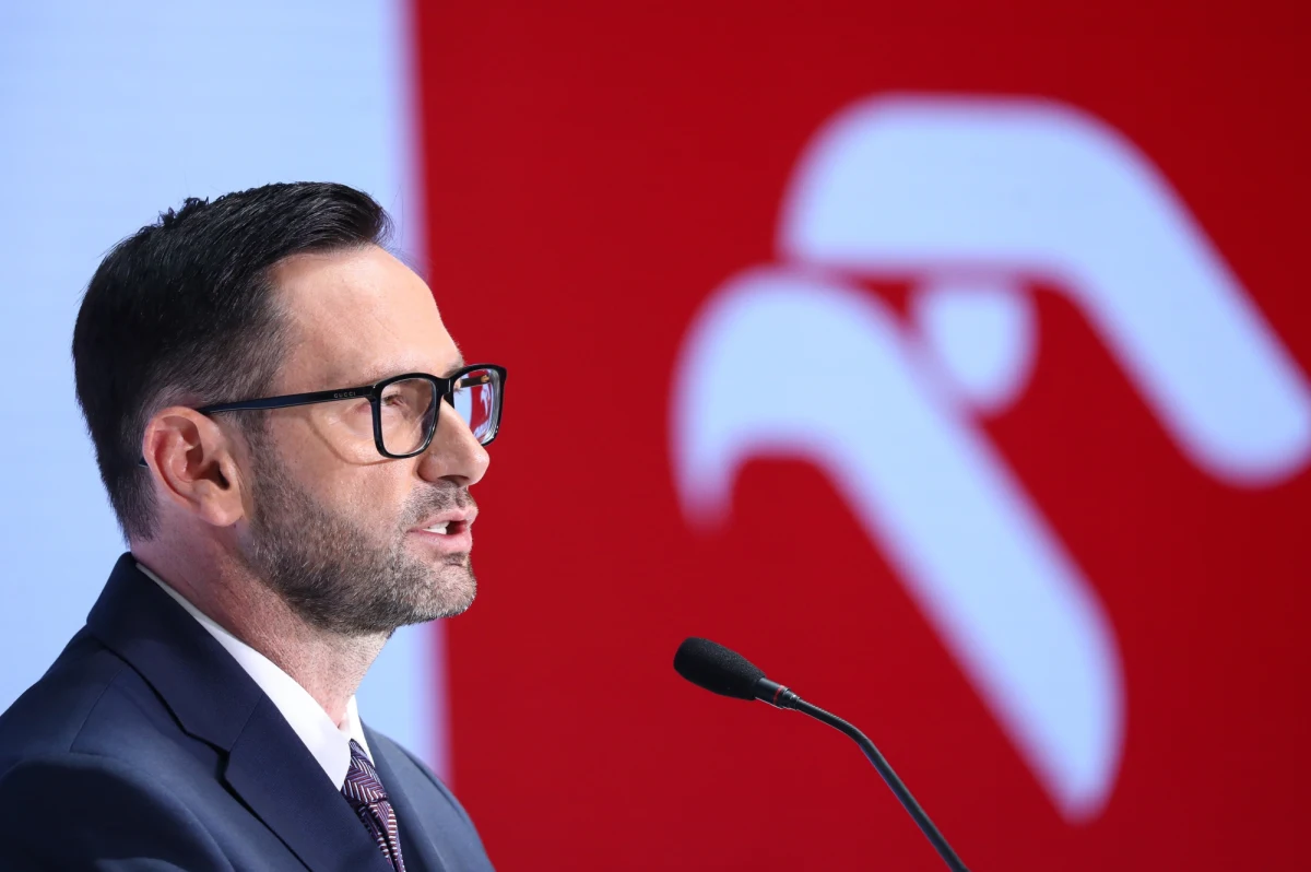 Orlen podpisał umowę z austriacką firmą Doppler na sprzedaż polskiemu koncernowi 100 proc. spółki Doppler Energie. To operator 266 stacji paliw, działających w Austrii pod marką Turmöl. Koncern szacuje, że w ten sposób przejmie 10 proc. rynku detalicznego i 14 proc. hurtowego w Austrii.