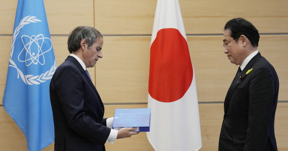 Dyrektor generalny Międzynarodowej Agencji Energii Atomowej (MAEA) Rafael Grossi przekazał we wtorek premierowi Japonii Fumio Kishidzie raport, z którego wynika, że Tokio może spuścić do morza przefiltrowaną, ale wciąż radioaktywną wodę ze zniszczonej elektrowni jądrowej w Fukushimie.