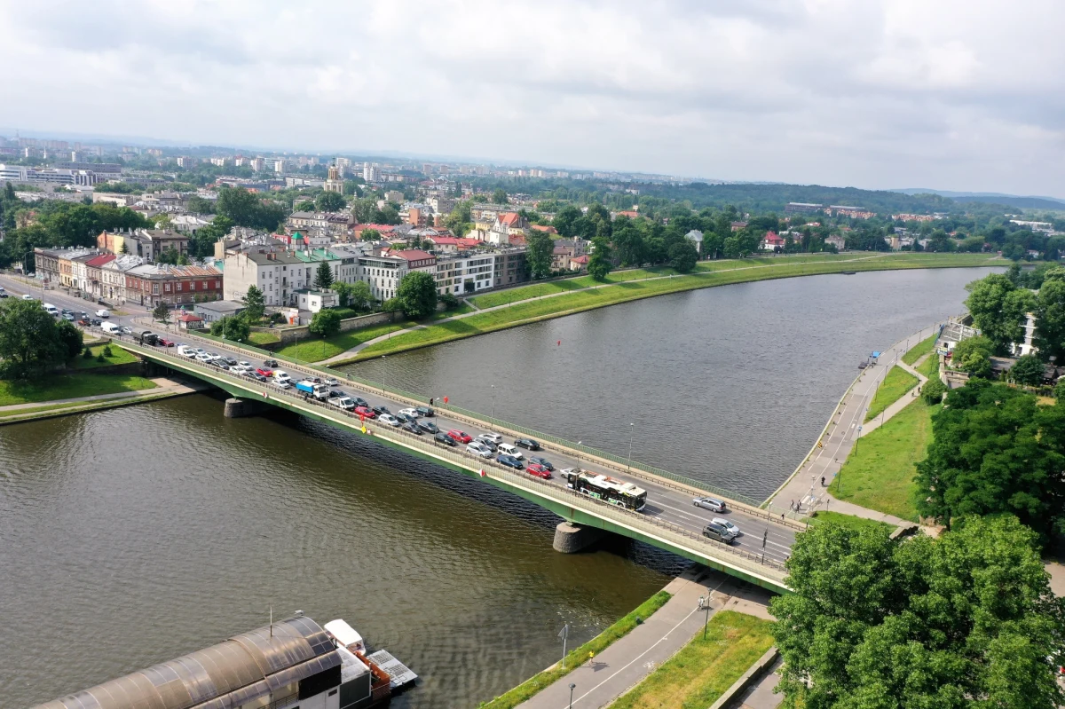 Od piątku rusza remont mostu Dębnickiego w Krakowie. Dla kierowców oznacza to zmiany w organizacji ruchu i utrudnienia, które potrwają do 24 października. Samochody w obu kierunkach będą mogły jeździć tylko jedną stroną mostu. 
