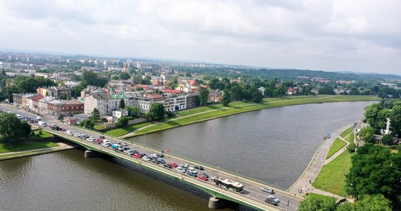 Od piątku rusza remont mostu Dębnickiego w Krakowie. Dla kierowców oznacza to zmiany w organizacji ruchu i utrudnienia, które potrwają do 24 października. Samochody w obu kierunkach będą mogły jeździć tylko jedną stroną mostu. 
