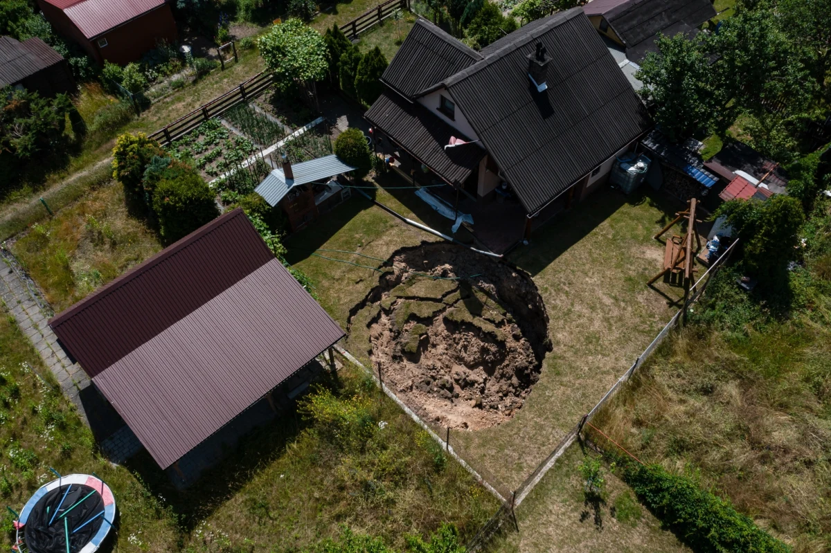 Jeszcze dzisiaj ma zostać zasypane zapadlisko, które wczoraj pojawiło się w małopolskiej Trzebini. Lej o głębokości 6-7 metrów pojawił się na terenie ogródków działkowych przy ul. Jana Pawła II.