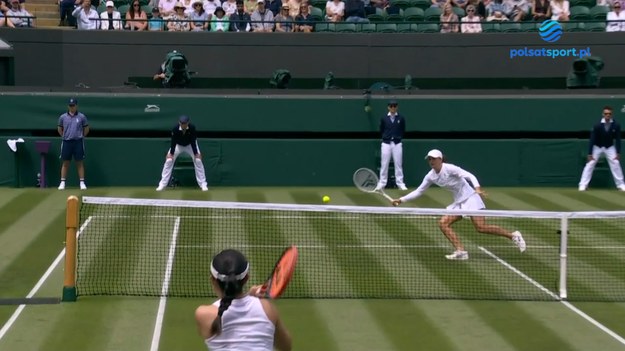 Iga Świątek, Magda Linette oraz Hubert Hurkacz mają już za sobą pierwsze mecze w tegorocznej edycji Wimbledonu. Polacy bez większych problemów awansowali do kolejnej rundy turnieju. Zobacz najlepsze akcje naszych tenisistów w zmaganiach pierwszej rundy. 