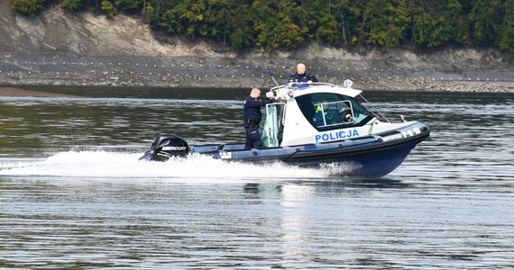 Policyjni wodniacy pomogli osobom, którym - na Jeziorze Solińskim - groziło utonięcie. Załoga miotanej falami łodzi, wśród której było dwoje małych dzieci, utraciła sterowność i nie była w stanie sama wrócić na brzeg.