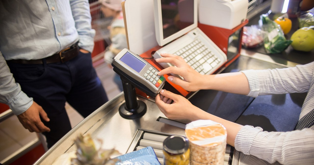 Nowe wypłaty kasjerów. Biedronka, Lidl i reszta dały podwyżki