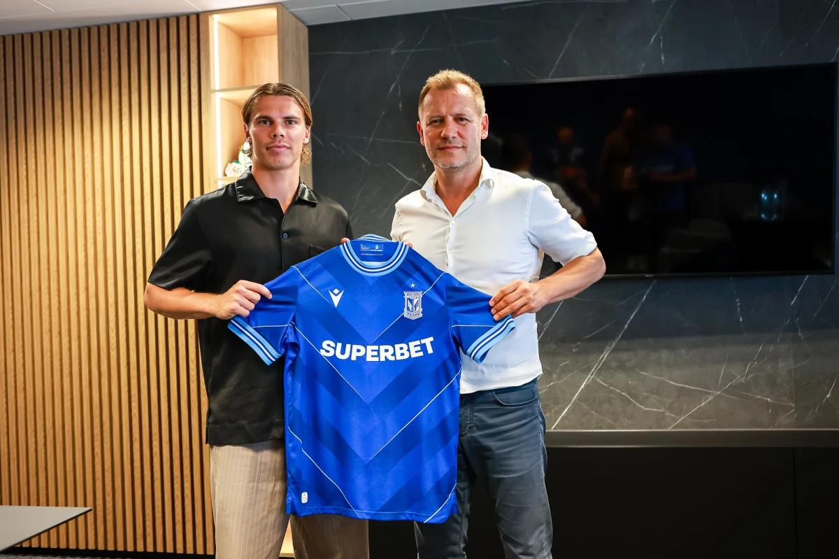 Oficjalnie Elias Andersson jest już piłkarzem Lecha Poznań. Szwedzki lewonożny obrońca, który przechodzi do "Kolejorza" na zasadzie transferu definitywnego z Djurgårdens IF, podpisał trzyletni kontrakt, który będzie obowiązywał do 30 czerwca 2026 roku. W umowie znalazła się również klauzula dotycząca przedłużenia współpracy o kolejne 12 miesięcy. Na debiut w koszulce Lecha Szwed będzie musiał jednak poczekać.