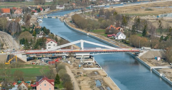 W środę otwarty dla ruchu kołowego zostanie most nad rzeką Elbląg w Nowakowie. Zbudowano go jako część budowy nowej drogi wodnej łączącej Zalew Wiślany z Zatoką Gdańską. Inwestorem jest Urząd Morski w Gdyni - podała rzeczniczka Urzędu Magdalena Kierzkowska.