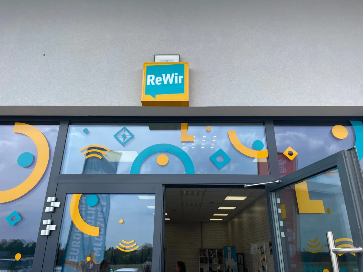 ​Młodzież z lubelskiego Felina od dziś ma swój "ReWir" - miasto dało przestrzeń i animatorów w jednym z lokali usługowych w dzielnicy. Od tej pory to miejsce, do którego można przyjść i zrobić coś ciekawego. "ReWir" powstał w ramach Europejskiej Stolicy Młodzieży 2023, którą jest w tym roku właśnie Lublin.