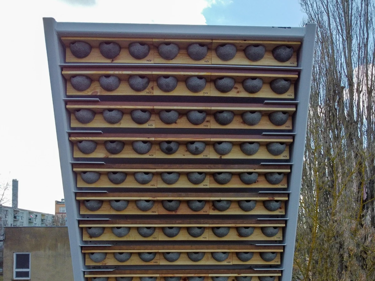 Codziennie, godzinę przed zachodem słońca, wokół jaskółczej wieży na osiedlu Zawadzkiego w Szczecinie rozlegają się ptasie świergoty i trele. Dźwięki mają zachęcić ptaki do zamieszkania w umieszczonych tam gniazdach. 