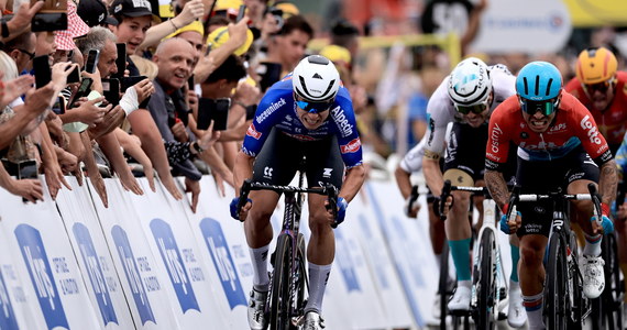 ​Jasper Philipsen (Alpecin-Deceuninck) wygrał po finiszu z peletonu czwarty etap kolarskiego wyścigu Tour de France, 181,8 km z Dax do Nogaro. Belg najszybszy był także w poniedziałek. Liderem klasyfikacji generalnej pozostał Brytyjczyk Adam Yates (UAE Team Emirates).