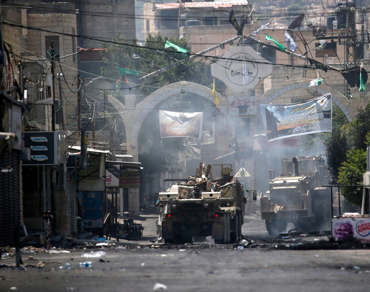 Osiem osób zginęło, a 91 zostało rannych w wyniku poniedziałkowego ataku wojsk izraelskich na Dżenin na Zachodnim Brzegu. W trakcie izraelskiej ofensywy ostrzelano gazem łzawiącym także szpital Lekarzy bez Granic. Organizacja mocno potępia blokowanie dostępu do opieki medycznej przez Izrael. Lekarze relacjonują, że w wyniku operacji wojskowych zniszczone są drogi i dotarcie do pacjentów staje się bardzo utrudnione.