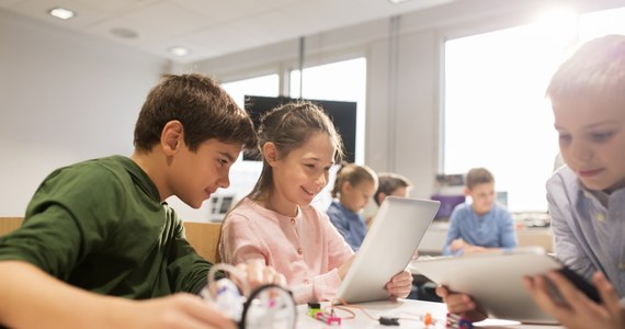 Używanie telefonów komórkowych, tabletów i smartwatchów będzie od 1 stycznia 2024 roku zakazane w holenderskich szkołach, aby ograniczyć czynniki utrudniające uczniom koncentrację w czasie lekcji - poinformował we wtorek rząd.