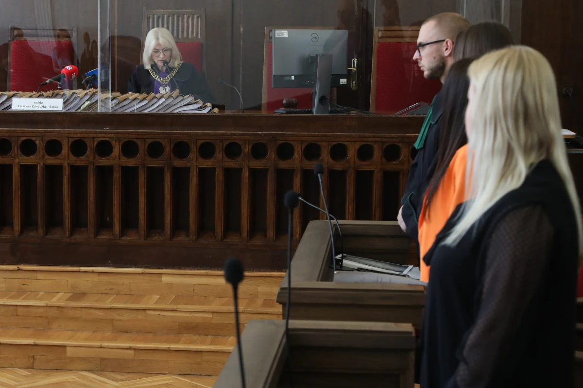 ​21 osób skazał we wtorek Sąd Okręgowy w Białymstoku w procesie dużej grupy ze środowiska miejscowych pseudokibiców piłkarskich oskarżonych m.in. o publiczne propagowanie faszyzmu, udział w tzw. ustawkach, rozboje, czy czerpanie korzyści z prostytucji.