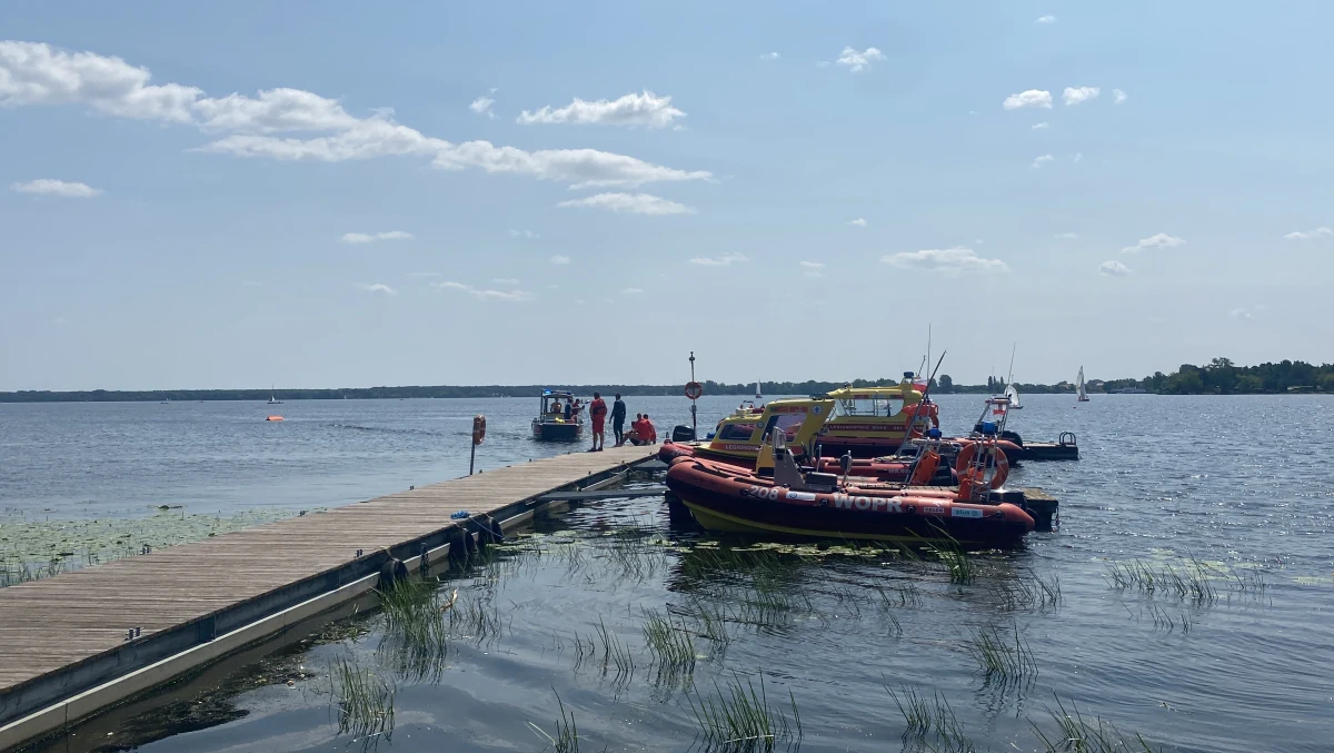 Rzucanie przedmiotami, które mają pomóc tonącym, czy ratowanie tonącego - m.in. takie umiejętności na Jeziorze Zegrzyńskim na Mazowszu ćwiczyli dziś studenci Szkoły Głównej Służby Pożarniczej. Odbyło się tam posiedzenie Mazowieckiego Wojewódzkiego Zespołu Zarządzania Kryzysowego. Wzięli w nim udział m.in. strażacy oraz policjanci, którzy będą dbali o bezpieczeństwo dzieci podczas tegorocznych wakacji. 