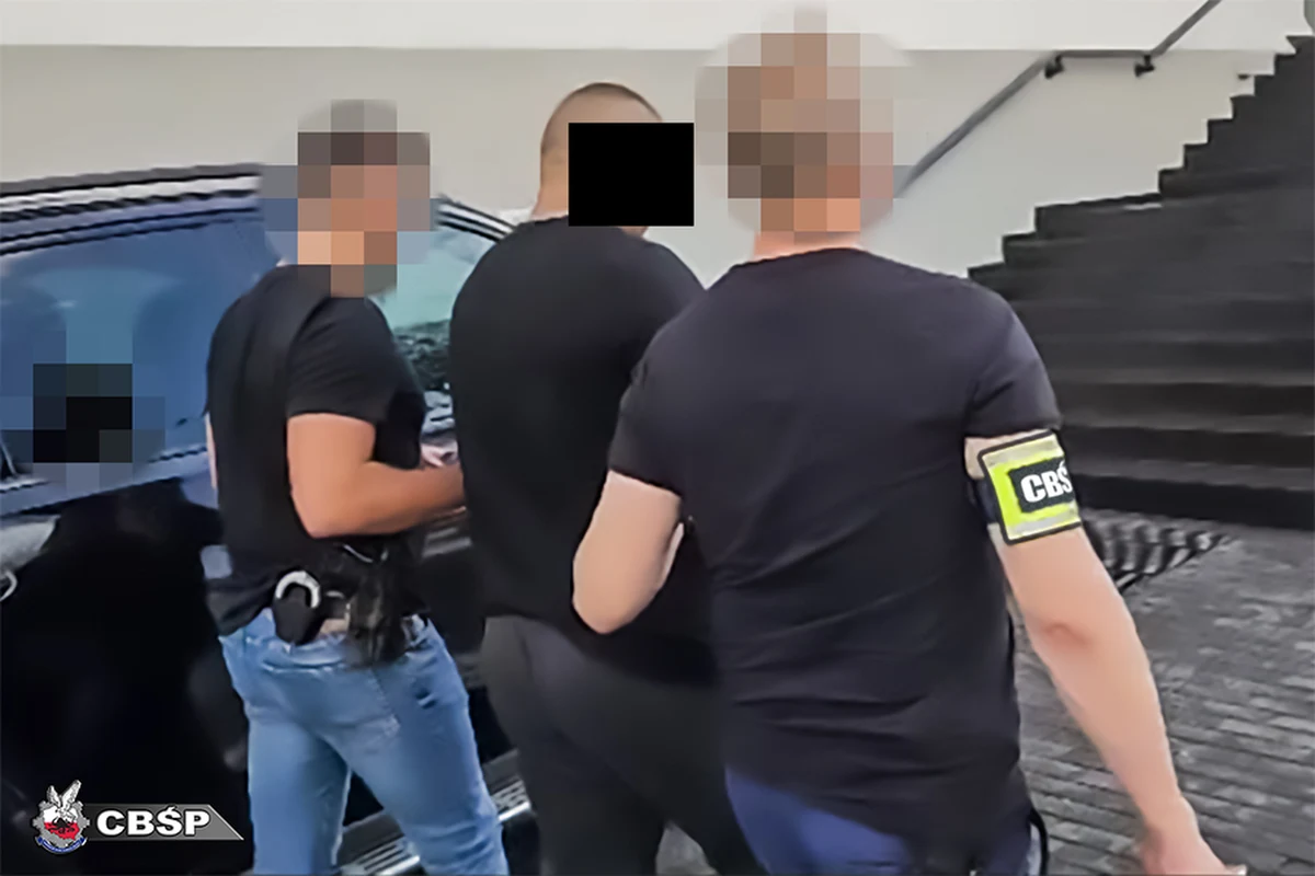 Zorganizowaną grupę przestępczą zajmującą się oszustwami podatkowymi i praniem brudnych pieniędzy rozbili policjanci Centralnego Biura Śledczego Policji wspólnie z funkcjonariuszami Krajowej Administracji Skarbowej. Na terenie kilku województw zatrzymano 12 osób, w tym kierujących grupą.