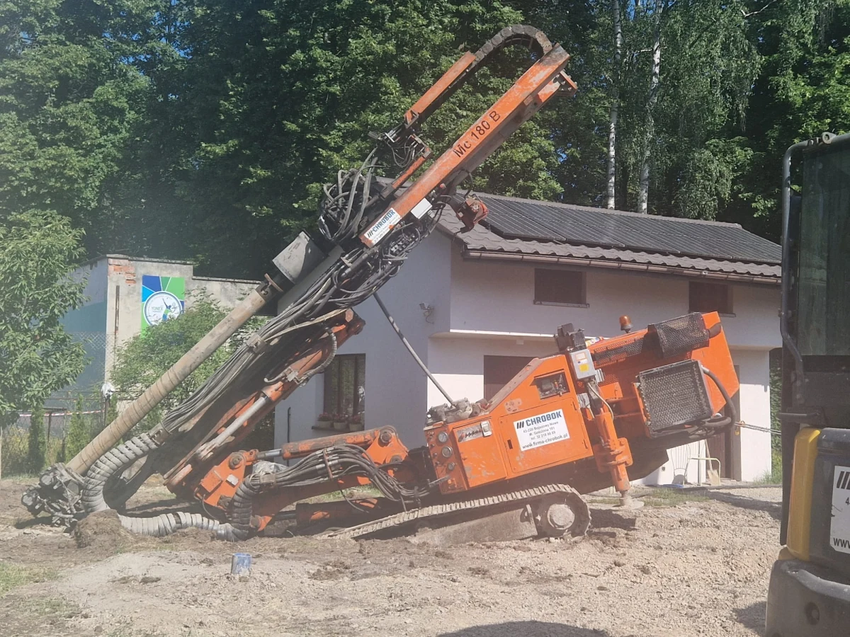 W małopolskiej Trzebini ziemia zapadła się podczas prac wzmacniania gruntu w rejonie zapadliska z grudnia ubiegłego roku. W dziurze utknął pojazd z wiertnicą. Nikomu nic się nie stało.