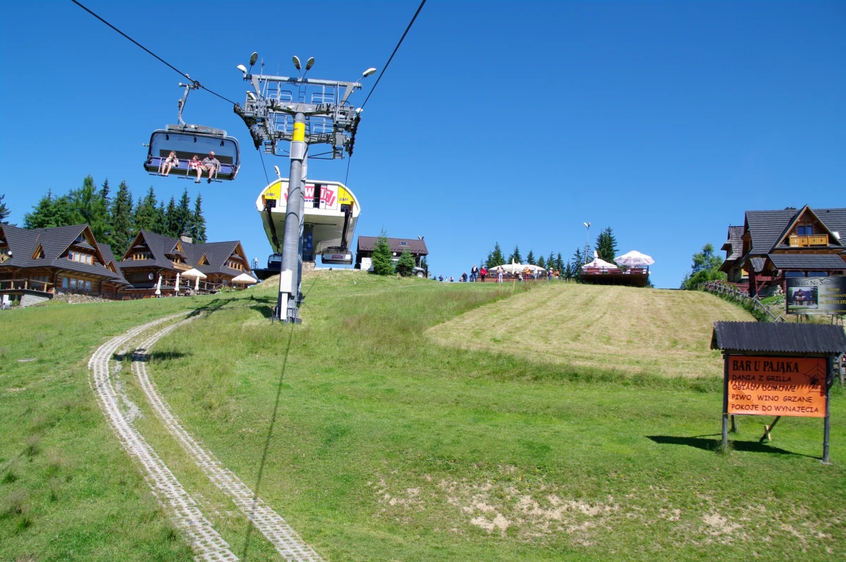 Popularny ogólnodostępny szlak turystyczny na Gubałówkę w Zakopanem, który został wytyczony dwa lata temu na terenach Polskich Kolei Linowych (PKL), został w środę zagrodzony przez rodzinę, która twierdzi że to ich teren. PKL zapowiada pozew sądowy o nielegalne przegradzanie swojego terenu.
