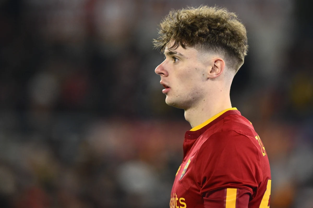 Nicola Zalewski został sfilmowany w jednym z klubów nocnych na Ibizie, jak śpiewa obraźliwą piosenkę wobec Neapolu. Klub z tego miasta jest mistrzem Włoch.