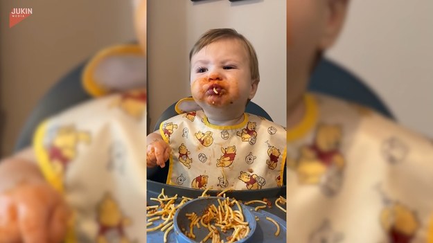 Bez wątpienia spaghetti to ulubiona potrawa tego malucha. Zobaczcie tylko, z jakim apetytem wcina swój obiad.