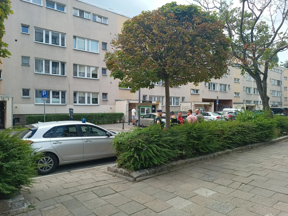 Trwa wyjaśnianie okoliczności ataku nożownika na dwie osoby w centrum Wrocławia. Przy placu Nowy Targ 33-latek zaatakował ostrym narzędziem dwie osoby. Sprawca napaści został zatrzymany przez policję. 