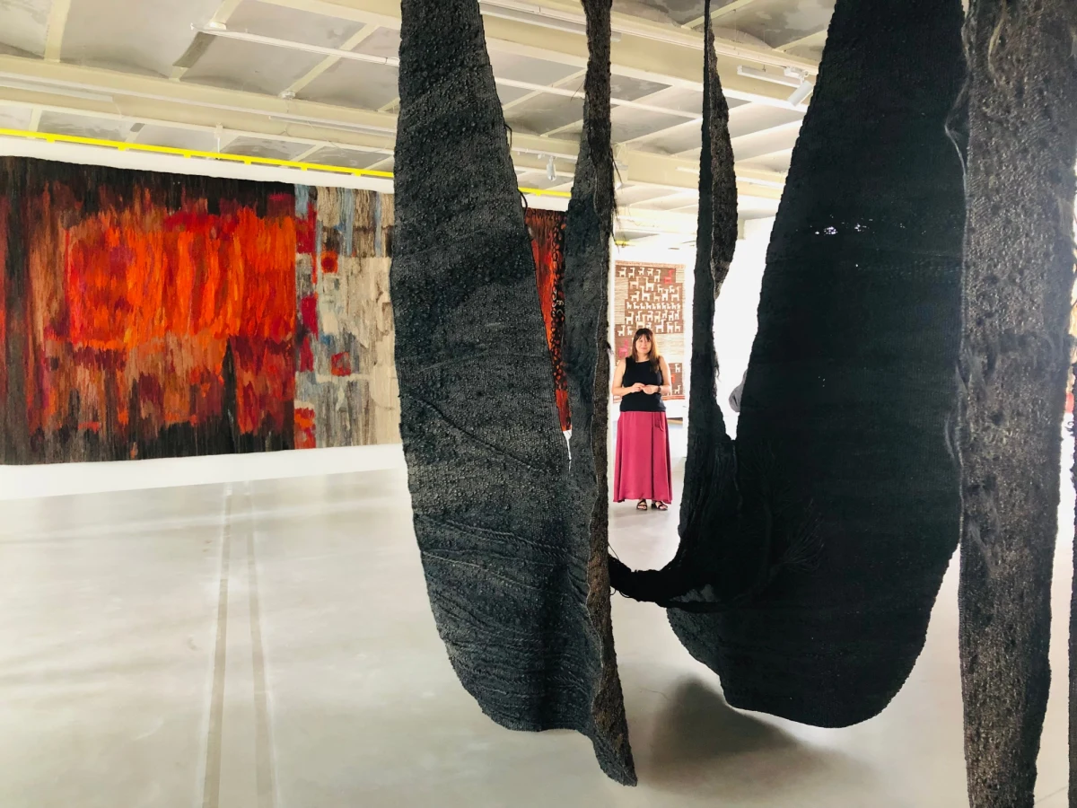 Prace Magdaleny Abakanowicz, Wojciecha Sadleya, Antoniego Starczewskiego czy Władysława Hasiora zestawione z dziełami artystów współczesnych z kilku krajów od soboty będą eksponowane w Centralnym Muzeum Włókiennictwa w Łodzi. Zwiedzający będą mogli przekonać się, jak "pracuje tkanina", bo muzeum posiada najlepszą w Europie, a może nawet i na świecie kolekcję współczesnej tkaniny artystycznej.