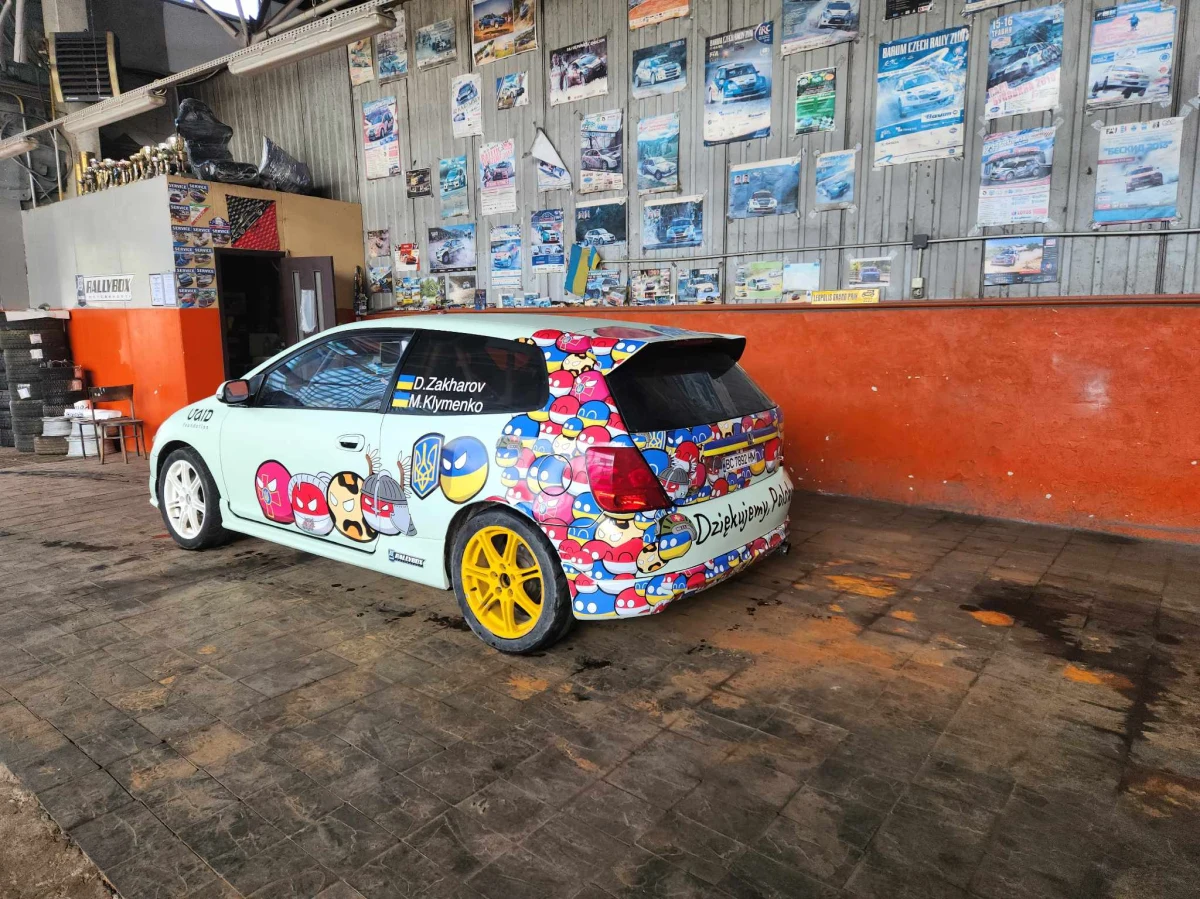 Początek 2022 roku to czas, w którym oczy całego świata zwróciły się w stronę Ukrainy, która ciągle zmaga się z konfliktem zbrojnym, wywołanym napaścią Rosji na jej terytorium. Sytuacja ta wpłynęła nieodwracalnie na bardzo wiele sfer życia społecznego mieszkańców Ukrainy ­- w tym również na sportowców, którzy w bardzo wielu przypadkach zostali zmuszeni do zawieszenia swoich sportowych planów, by móc jakoś przetrwać ten bardzo trudny okres. W tym przypadku rajdy samochodowe nie stanowią wyjątku, bowiem sytuacja geopolityczna związana z wojną w Ukrainie, odbiła się szerokim echem także wśród czołowych zawodników naszego, rajdowego sportu.