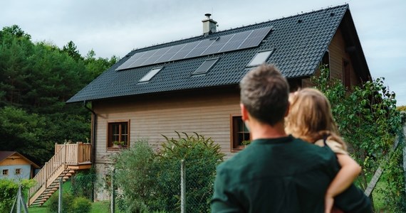 ​Niemiecka agencja dpa pisze, że Niemcy coraz częściej kupują domy w Polsce, szczególnie w rejonie przygranicznym. "W Kunowicach k. Słubic nowoczesny, wolnostojący dom o powierzchni mieszkalnej 150 mkw. można kupić za mniej niż 250 tys. euro, ale takie oferty są coraz rzadsze" - przyznaje w rozmowie z dpa lokalny agent nieruchomości.