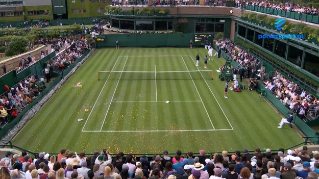 Tegoroczne rozgrywki na Wimbledonie są co chwila przerywane przez opady deszczu. Kiedy już pogoda się uspokoiła, mecz na jednym z kortów został przerwany z innych, pozasportowych powodów.