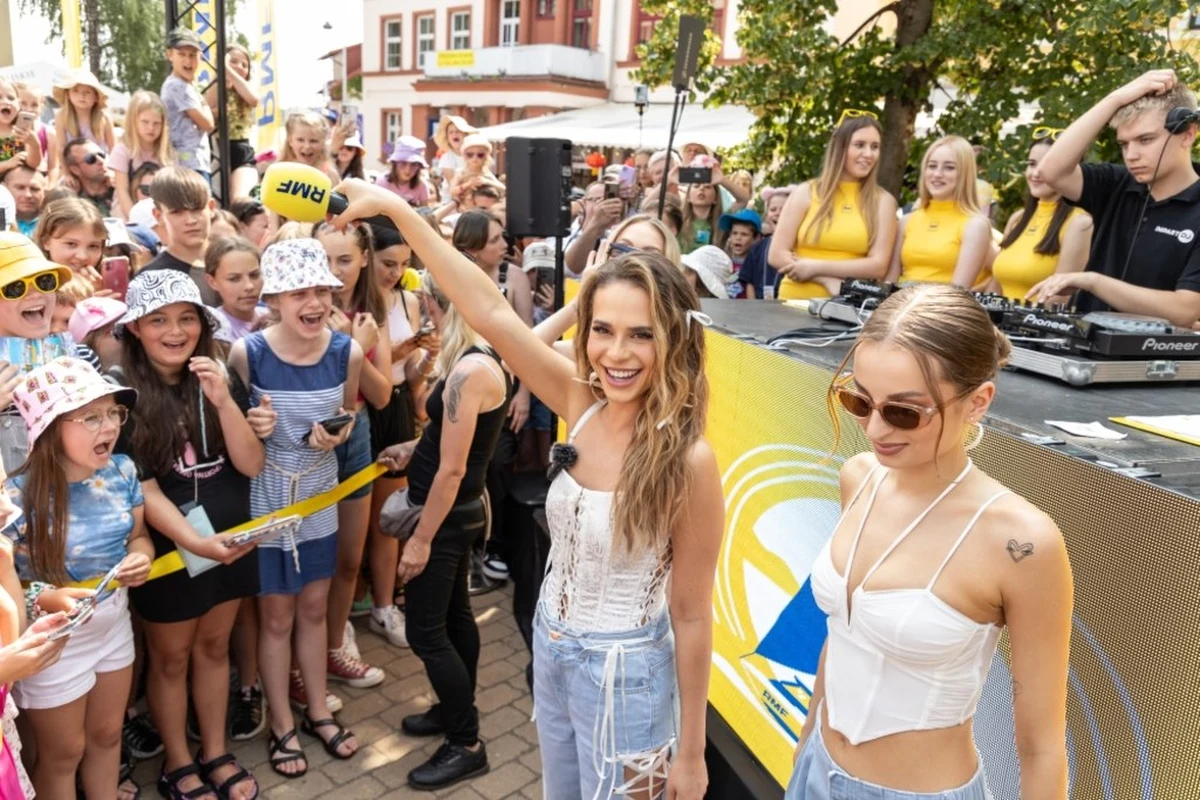 Jak zaczynać wakacje, to tylko na Wakacyjnym zlocie gwiazd z RMF FM! Dziś bawiliśmy się na Mazurach i przejęliśmy Mikołajki! Można było m.in. zobaczyć gwiazdy w zwariowanych rolach: była nauka tańca w pianie, dancing na jachcie dla zakochanych, nie zabrakło też imprezy dla singli! Był też śpiewający bus i wyścigi na motorówkach! A na koniec - wspaniały koncert, podczas którego wystąpili Piotr Kupicha, Blanka, Daria Marx i Verde.